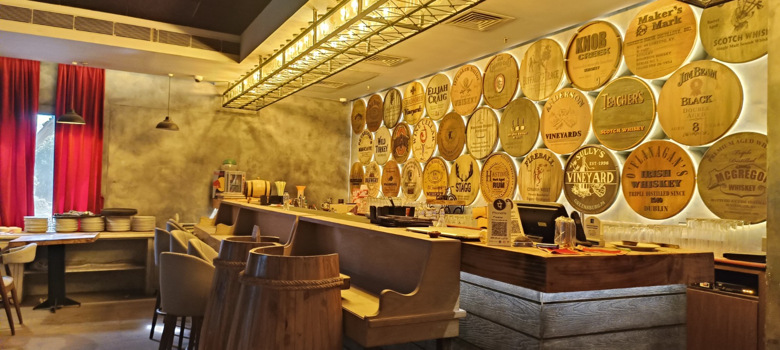 While looking to rent a shop for their new cafe, they found this location. The line of private booths offered a unique, intimate dining experience, setting it apart from other spots in the food court and promising a steady flow of customers.